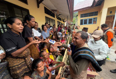 Wagub Johni Asadoma Bawa Bantuan untuk Warga Terdampak Gempa di Empat Desa Ende