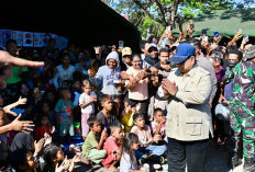 Senyum Anak-anak Warnai Kunjungan Presiden Prabowo ke Pengungsian Gempa NTT